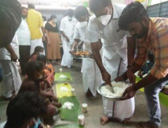 பெரம்பலூர் அருகே நிகர் புயல், முன்னெச்சரிக்கை முகாம்களில் தங்கியிருப்போருக்கு எம்.எல்.ஏக்கள் நிதியுதவி, உணவு, வழங்கினர்