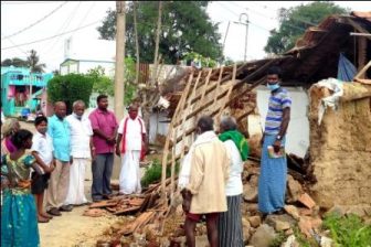பெரம்பலூர் அருகே மழையால், வீடுகள் இடிந்து சேதம் முகாமில் தங்கியுள்ளவர்களுக்கு வீடுகள் சீரமைத்துத் தர மார்க்சிஸ்ட் கட்சி கோரிக்கை