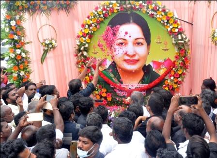 முன்னாள் முதல்வர் ஜெ.ஜெயலலிதா நினைவு தினம்: பெரம்பலூரில், ஆயிரக்கணக்கான அதிமுக தொண்டர்கள் மவுனஞ்சலி!