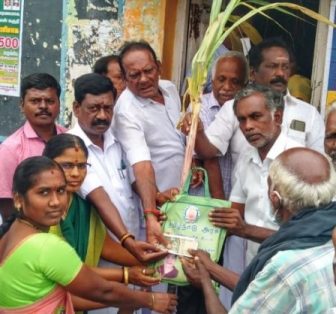 தமிழக அரசின் ரூ.2500 ரொக்கத்துடன் கூடிய பொங்கல் பரிசுத் தொகுப்பு: பெரம்பலூர் மாவட்டத்தில், ஊராட்சி தலைவர்கள் வழங்கி தொடங்கி வைத்தனர்.