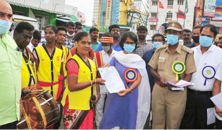 சாலை பாதுகாப்பு மாத விழாவினை முன்னிட்டு விழிப்புணர்வு பிரச்சாரம் ; பெரம்பலூர் கலெக்டர் தொடங்கி வைத்தார்.