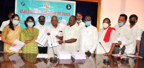 இறுதி வாக்காளர் பட்டியலை அங்கீகரிக்கப்பட்ட அரசியல் கட்சியினர் முன்னிலையில், பெரம்பலூர் கலெக்டர் வெளியிட்டார்.
