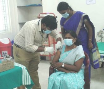 விழிப்புணர்வுக்காக, கோவிசீல்டு தடுப்பூசி முதல் நபராக போட்டுக் கொண்ட சுகாதார பணிகள் துணை இயக்குனர் கீதாராணி