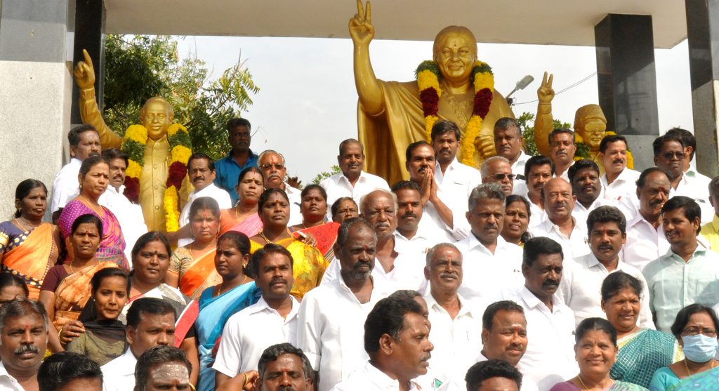 பேரறிஞர் அண்ணாவின் 52 நினைவு நாளை முன்னிட்டு பெரம்பலூரில் அரசியல் கட்சியினர் மாலை அணிவித்து மரியாதை!