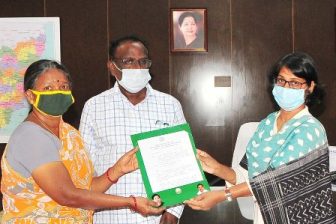 தமிழ்நாடு குடிசை மாற்று வாரிய குடியிருப்பில் ஒதுக்கீடு பெற்றவர்களுக்கு கலெக்டர் ஆணைகள் வழங்கினார்.