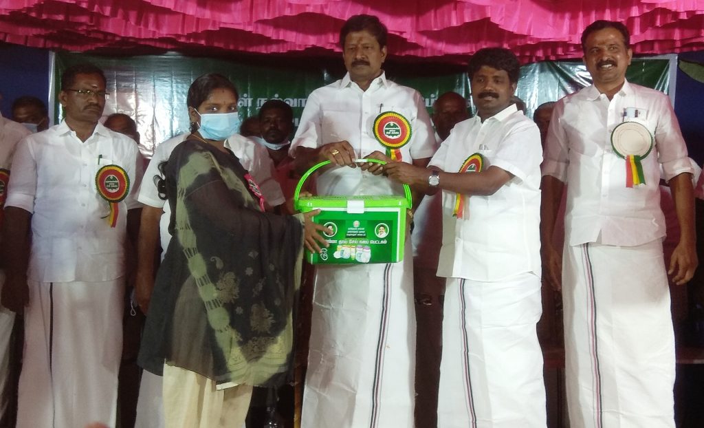 பெரம்பலூர் அருகே உள்ள கவுள்பாளையம், புதுநடுவலூரில் அம்மா மினி கிளினிக்குகளை எம்.எல்.ஏ-க்கள் திறந்து வைத்தனர்.