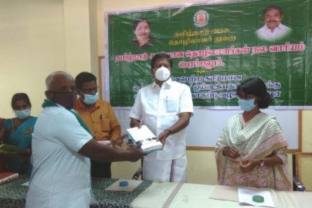 பெரம்பலூரில் கட்டுமான தொழிலாளர்களுக்கு தமிழ்நாடு அரசின் இலவச வேட்டி சேலைகளை ஆர்.டி.இராமச்சந்திரன் எம்.எல்.ஏ வழங்கி தொடங்கி வைத்தார்.
