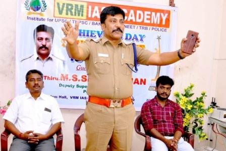 பெரம்பலூர் வி.ஆர்.எம். ஐ.ஏ.எஸ் அகடாமியில் பயின்று தேர்வில் வெற்றி பெற்றவர்களுக்கு போலீஸ் டி.எஸ்.பி சரவணன் பரிசு வழங்கி பாராட்டு!