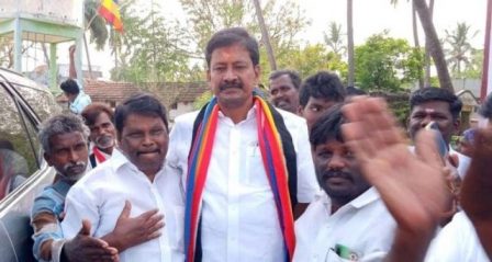 குன்னம் தொகுதி அதிமுக வேட்பாளர் ஆர்.டி.ராமச்சந்திரன் வேப்பூர் ஒன்றியத்தில் தீவிர வாக்கு சேகரிப்பு: மலர் தூவி, ஆரத்தி எடுத்து உற்சாக வரவேற்பு!
