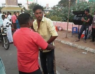 பெரம்பலூரில் போதையில் ஆளை மாற்றி அடித்த ரவுடிகள்; ஹோட்டல் ஊழியர் காயம்! தன்னைத் தானே அடித்து கொண்ட ரவடி!