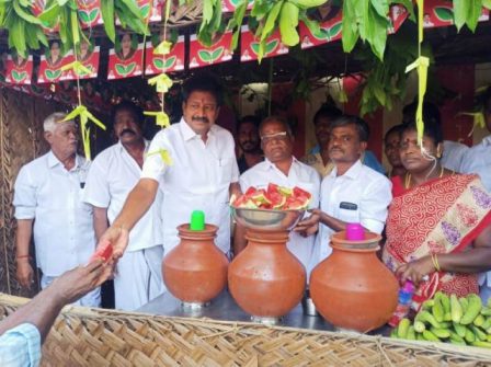 அதிமுக சார்பில் கோடைக் கால தண்ணீர் பந்தல்: ஒன்றிய செயலாளர் கர்ணன் முன்னிலையில் ஆர்.டி.ராமச்சந்திரன் எம்.எல்.ஏ திறந்து வைத்தார்.