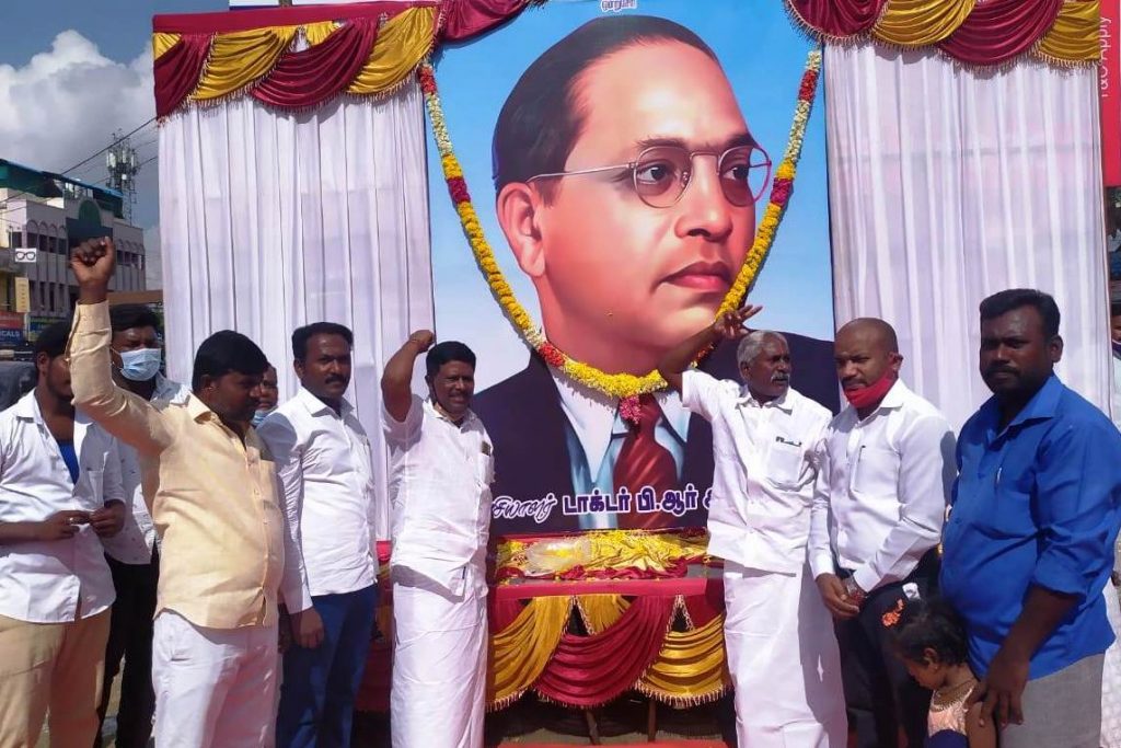 அம்பேத்காரின் பிறந்த நாளை முன்னிட்டு, கட்சியினர் மாலை அணிவித்து மரியாதை!