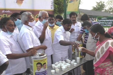 பெரம்பலூர் மாவட்ட தி.மு.க. சார்பில் 10 ஆயிரம் பேருக்கு 1000 லிட்டர் கபசுரக் குடிநீர்!