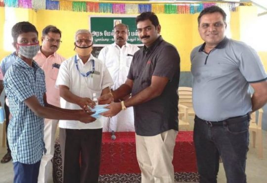 4 ஆயிரம் அரசு பள்ளி மாணவர்களுக்கு கொரோனா தடுப்பு உபகரணங்கள்; பிளஸ் மேக்ஸ் எம்.டி. டத்தோ எஸ். பிரகதீஸ்குமார் வழங்கினார்.