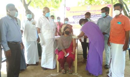 குன்னத்தில் கொரோனா தடுப்பூசி செலுத்தும் பணி: 18 -44 வயதினோர்க்கு மாவட்ட சேர்மன் ராஜேந்திரன் தொடங்கி வைத்தார்.