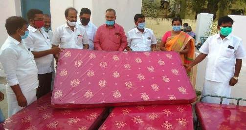 ரூ.10 லட்சம் மதிப்பிலான கட்டில் மெத்தைகளை கொரானோ நோயாளிகளுக்காக, சொந்த பணத்தில் வழங்கினார் பெரம்பலூர் எம்.பி பாரிவேந்தர்.