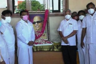 கலைஞர் கருணாநிதி பிறந்த நாள்; திமுக துணைப் பொதுச் செயலாளர் ஆ.இராசா மலர் தூவி மரியாதை!