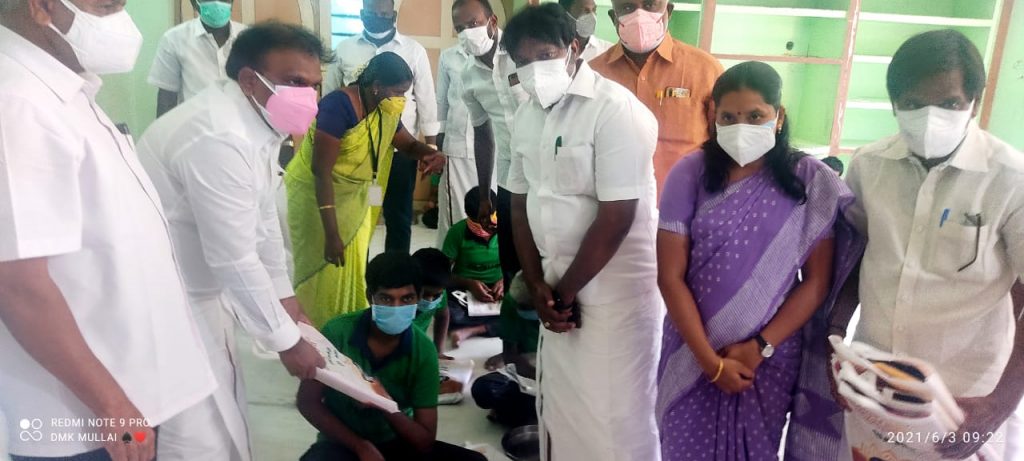 கலைஞர் கருணாநிதி பிறந்த நாள்; பெரம்பலூர் திமுக சார்பில் துணைப் பொதுச் செயலாளர் ஆ.இராசா நலத்திட்ட உதவிகள் வழங்கினார்.