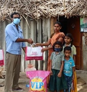 கொரோனா ஊரடங்கால் வேலையிழந்து 3 குழந்தைகளுடன் சிரமப்படும் பெண் கூலித் தொழிலாளிக்கு அஸ்வின்ஸ் சார்பில் நிவாரணப் பொருட்கள்