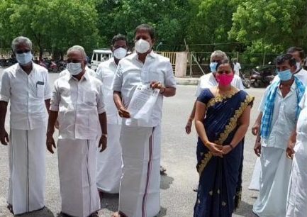 ஊராட்சி ஆவணங்களை ஒப்படைக்க வலியுறுத்தி அதிமுக மாவட்ட செயலாளர் ஆர்.டி. இராமச்சந்திரன், கலெக்டரிடம் மனு