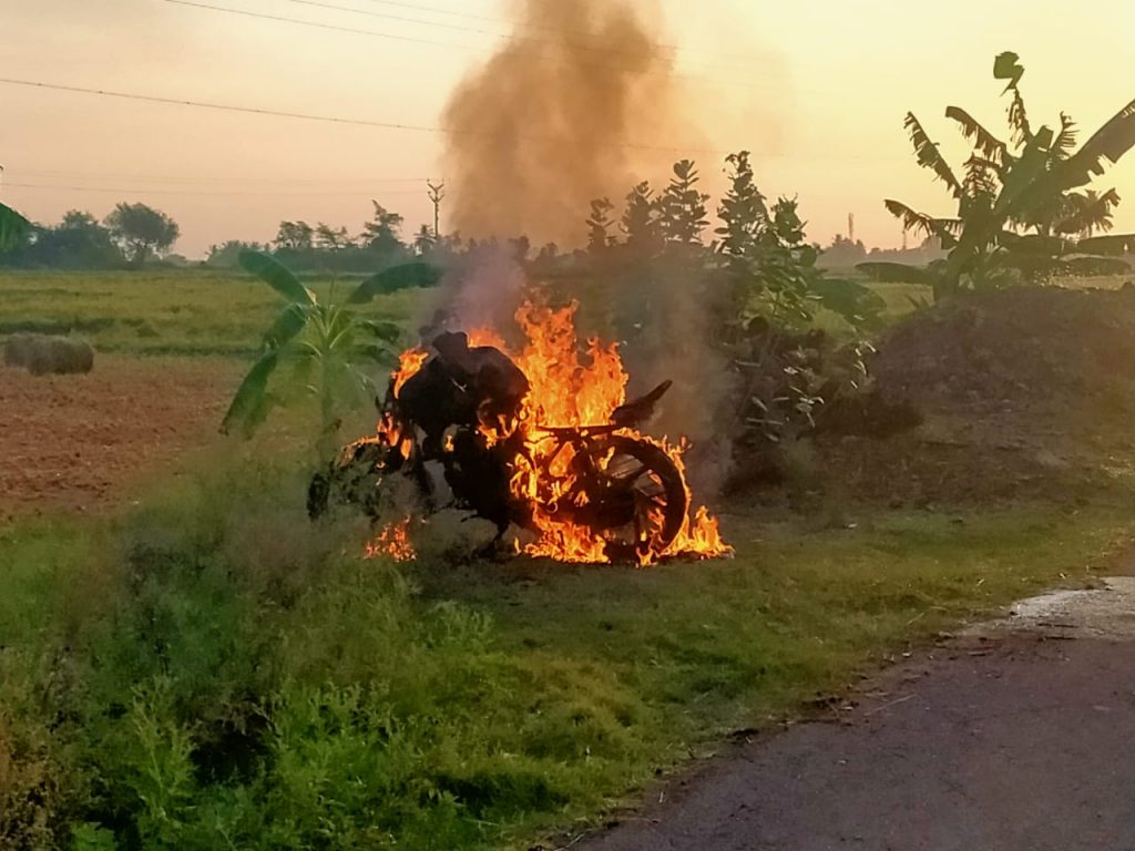 பெரம்பலூர் அருகே மீன்பிடிக்க சென்றவர்களின் மோட்டார் சைக்கிள்கள் தீ வைத்து எரிப்பு: பதட்டம்; ஏராளமான போலீசார் குவிப்பு