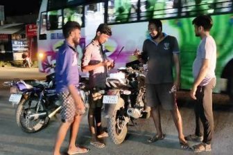சாலையின் குறுக்கே பைக்கில் பிறந்தநாள் கேக் வெட்டி கொண்டாடியவர்கள் கைது!