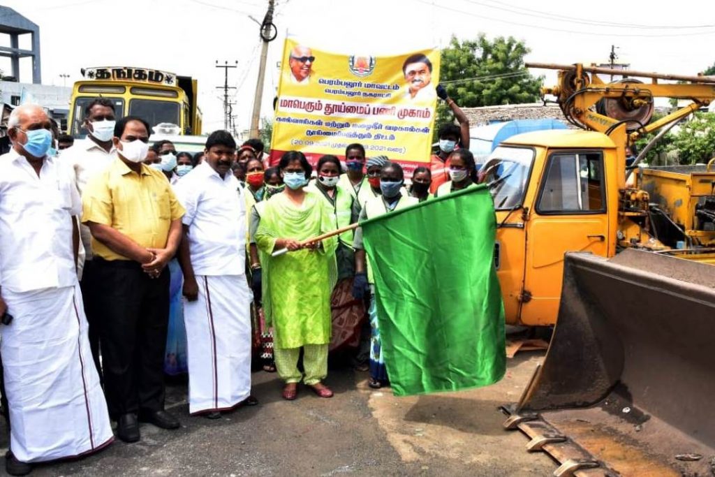 வடகிழக்கு பருவ மழை, இடர்பாடுகளை தவிர்க்க வடிகால் தூய்மை மற்றும் தூர்வாரும் பணிகள், பெரம்பலூரில், கலெக்டர், எம்.எல்.ஏ தொடங்கி வைத்தனர்.