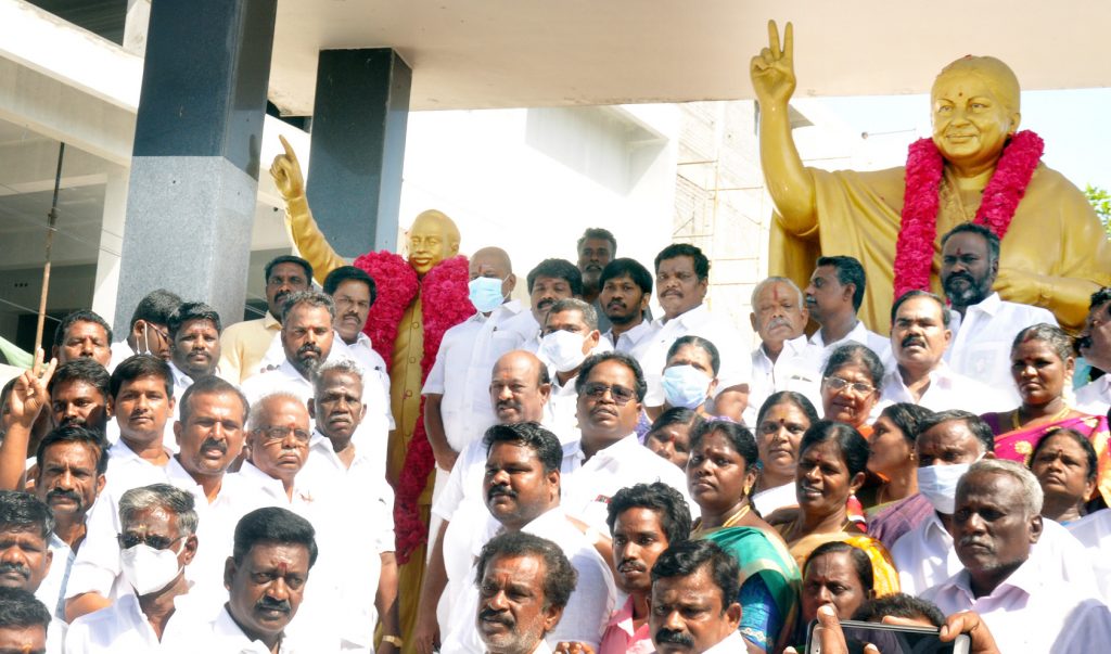 இன்று அண்ணா பிறந்தா நாள்: பெரம்பலூரில், அதிமுகவினர் முன்னாள் எம்.எல்.ஏ ஆர்.டி.ராமச்சந்திரன் தலைமையில் மாலை அணிவித்து மரியாதை!