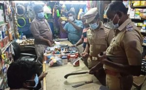 பெரம்பலூர் கடைகளில் போலீசார் ஆய்வு: கத்தி, அரிவாள் உள்ளிட்ட உயிருக்கு ஆபத்தை ஏற்படுத்தும் ஆயுதங்களை விற்கக் கூடாது என எச்சரிக்கை !