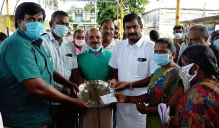 கொரோனா தடுப்பூசி: பொதுமக்களை, ஊக்கப்படுத்த சில்வர் தட்டுக்கள் வழங்கிய மலேசிய தொழிலதிபர் டத்தோ.எஸ்.பிரகதீஸ்குமார்!