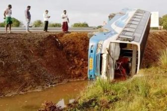 பெரம்பலூர் -அரியலூர் சாலையில், சென்டர் மீடியனில், பேருந்து கவிழ்நது விபத்து: 12 பேர் காயம்!