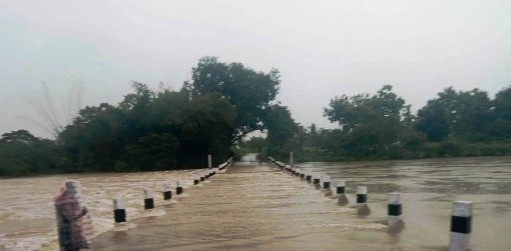 பாலத்திற்கு மேல் தண்ணீர்; 2 கிராமங்களில் போக்குவரத்து துண்டிப்பு!