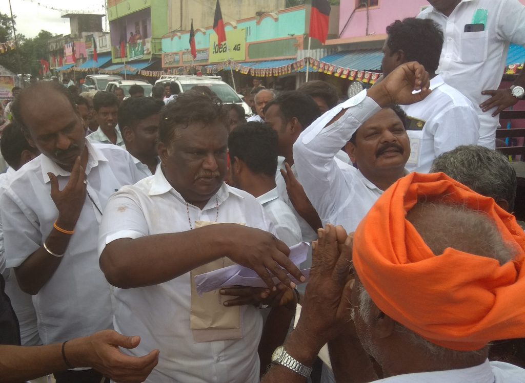 குன்னம் தொகுதியில் வாக்காளர்களுக்கு நன்றி தெரிவித்து மனுக்களை பெற்றார், அமைச்சர் சிவசங்கர்!