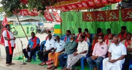 போக்குவரத்து கழகத்தில், நிலுவையான பணப்பலன் வழங்க கோரி பெரம்பலூரில் சி.ஐ.டி.யூ உண்ணாவிரதம்!