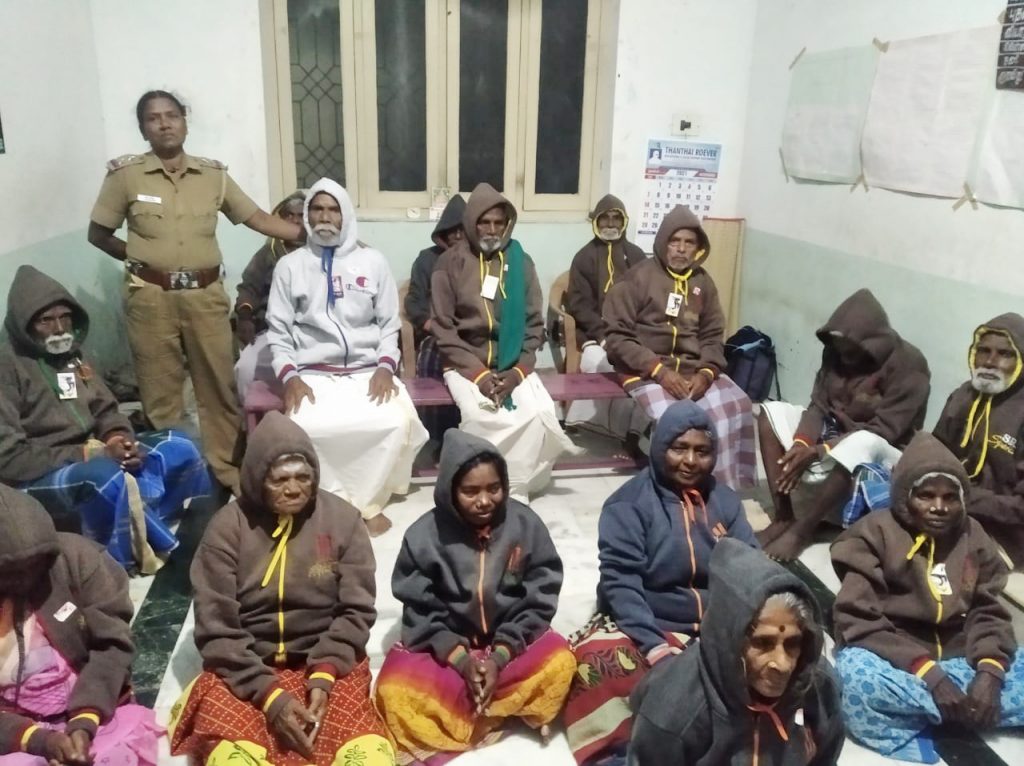 கருணை இல்ல முதியோர்களுக்கு சொட்டர் வழங்கிய பெரம்பலூர் போலீஸ் சப்-இன்ஸ்பெக்டர்!