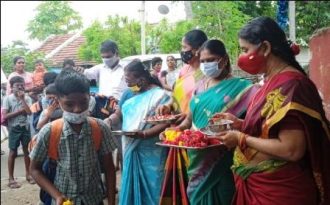 ஒன்றரை ஆண்டுக்கு பிறகு இன்று காலை பள்ளிகள் திறப்பு; உற்சாக வரவேற்பு கொடுத்த ஆசிரியர்கள்!
