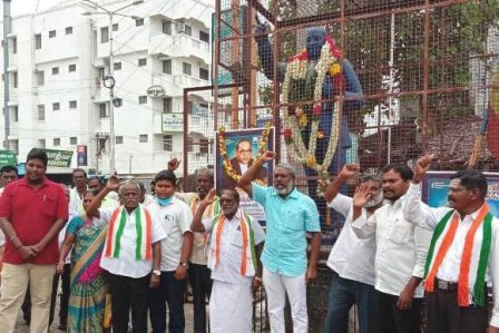 அம்பேத்கர் நினைவு நாள்: காங்கிரஸ் கட்சியினர், மாநில பொதுச் செயலாளர் தமிழ்ச்செல்வன் தலைமையில் மாலை அணிவித்து மரியாதை!