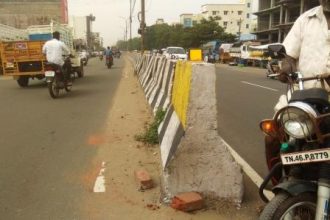 பெரம்பலுர் நகர சாலை சென்டர்மீடியன்கள் ஓரம் குவிந்து மண்ணை அகற்ற கோரிக்கை!