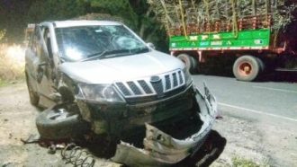 அளவிற்கு அதிகமாக பாரம் ஏற்றி செல்லும் கரும்பு டிராக்டர்கள்: விபத்தில், காரின் ஏர் பேக் திறந்ததால் உயிர் தப்பிய பயணிகள்!