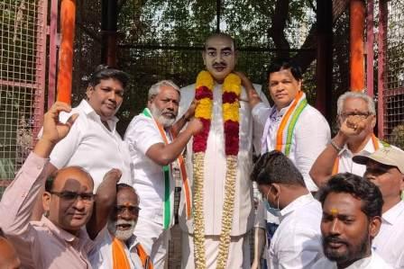 பெரம்பலூரில், இந்திய தேசிய காங்கிரஸ் கட்சியின் 137 ஆவது ஆண்டு துவக்க விழா; கொடியேற்றி இனிப்புகள் வழங்கப் பட்டது.