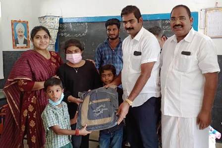 ப்ளஸ்மேக்ஸ் நிறுவனர் டத்தோ எஸ். பிரகதீஸ்குமார், அரசு பள்ளி மாணவர்களுக்கு ஸ்கூல் பேக்குகள் வழங்கினார்.