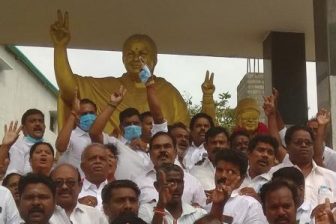 எம்.ஜி.ஆர்., 105வது பிறந்த நாள் : பெரம்பலூரில் அதிமுகவினர் மாலை அணிவித்து மரியாதை!!
