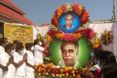 பெரம்பலூர் மாவட்டத்தில் அண்ணா நினைவு நாள் : அதிமுக சார்பில் மலர் தூவி மரியாதை!