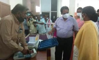 பெரம்பலூரில் வாக்குப்பதிவு இயந்திரத்தில் சின்னம் பொருத்தும் பணி: தேர்தல் பார்வையாளர் ரத்னா ஆய்வு!