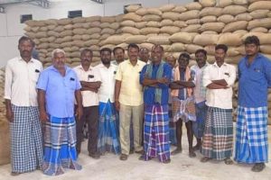 நெல்கொள்முதல் நிலையத்தில், வியாபாரிகளுக்கு, முக்கியத்துவம் கொடுப்பதாக கூறி விவசாயிகள் நள்ளிரவில் பெரம்பலூர் அருகே முற்றுகை!