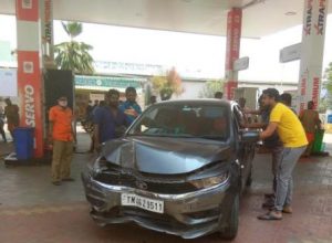 பிரேக்கிற்கு பதிலாக ஆக்சிலேட்டர் அழுத்தியதால் பெரம்பலூரில் விபத்து: ஒருவரின் கால் உடைந்தது! மற்றொருவர் பலத்த காயம்!!