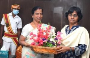 உலக மகளிர் தினம்; கலெக்டருக்கு, பெரம்பலூர் நகராட்சி தலைவர் பூக்கூடை கொடுத்து வாழ்த்து!