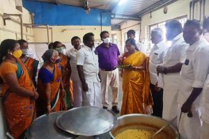 பெரம்பலூர் அம்மா உணவகத்தை, ஆய்வு செய்த நகராட்சி தலைவர் அம்பிகா ராஜேந்திரன்!