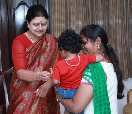 குழந்தையுடன் கொஞ்சி விளையாடிய சசிகலா!