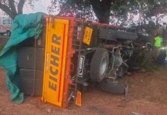 புளியமரத்தில் லாரி மோதி விபத்து; ஒருவர் பலி !